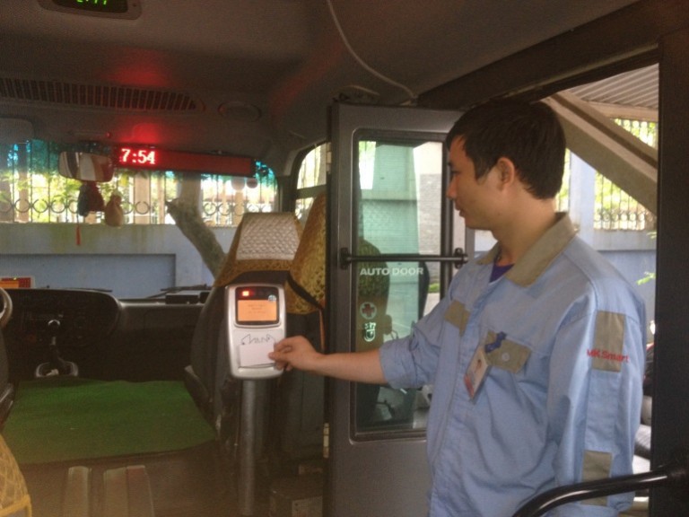 Vé xe buýt điện tử đang được ứng dụng trên xe buýt nhân viên của MK Smart