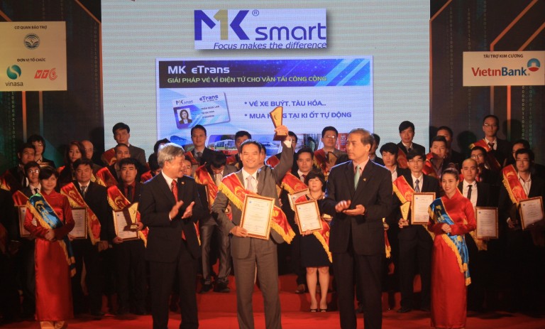 Ông Nguyễn Hải Hà - CEO MK Smart vinh dự lên nhận danh hiệu Sao Khuê 20015
