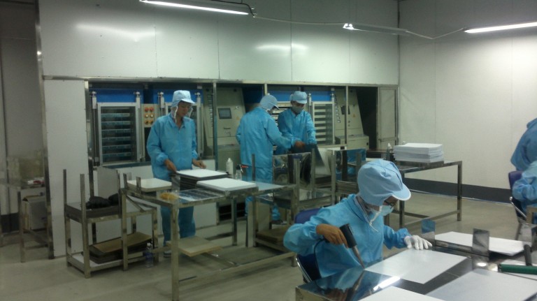 Công nhân hăng say làm việc trong ngày đầu tiên dây chuyền sản xuất thẻ tại nhà máy MK Smart - Tp.HCM