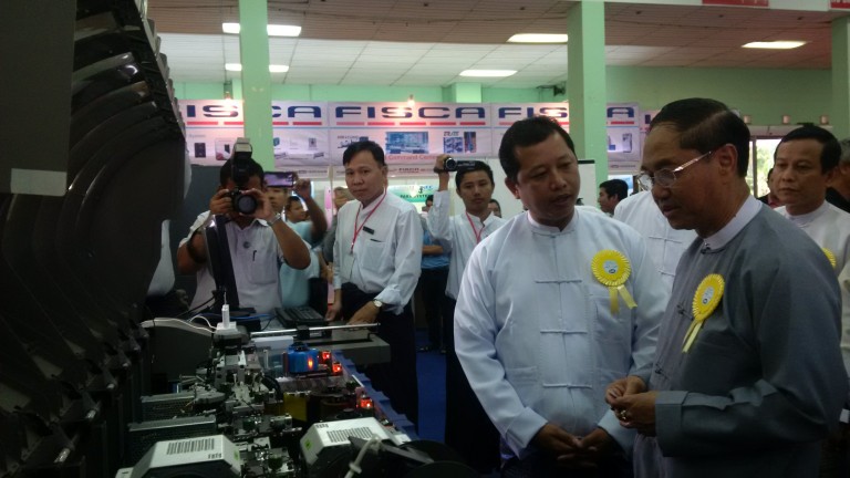 Thủ tướng Yangoon thăm quan gian hàng của MK và Trustlink