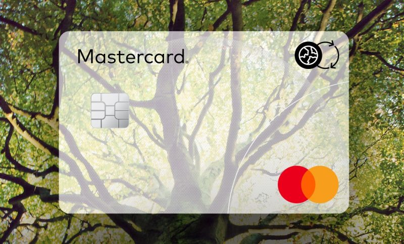 Thẻ đạt chứng nhận CEC của Mastercard - biểu tượng hình trái đất và mũi tên tái chế, tượng trưng thẻ “thân thiện với môi trường”
