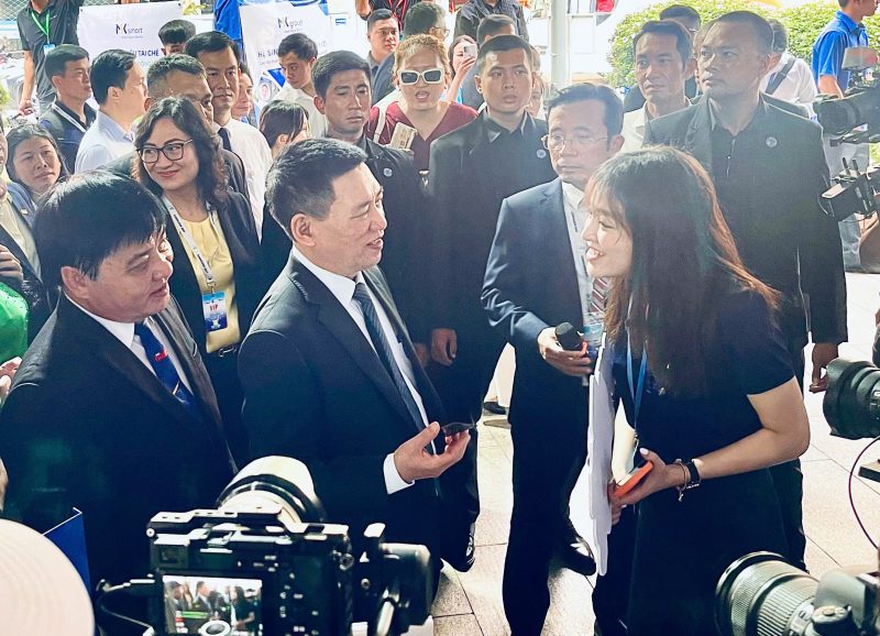 Gian hàng của MK Smart vinh dự đón phó thủ tướng Chính phủ Hồ Đức Phớc cùng nhiều lãnh đạo các bộ, ban, ngành đến tham quan