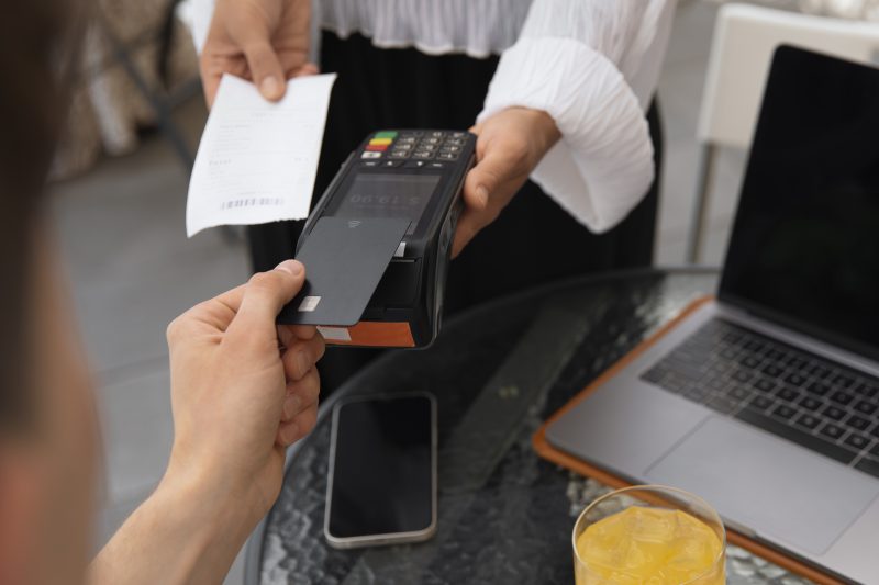 Thẻ lõi kim loại: Giao diện thực tế của dịch vụ ngân hàng ưu tiên